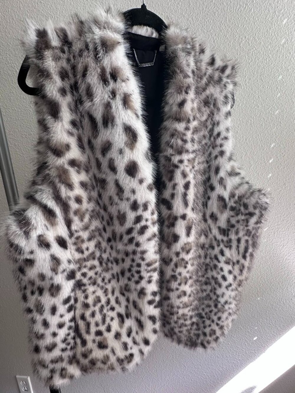 Chico’s Snow Leopard Faux Fur Vest L/XL NWOT